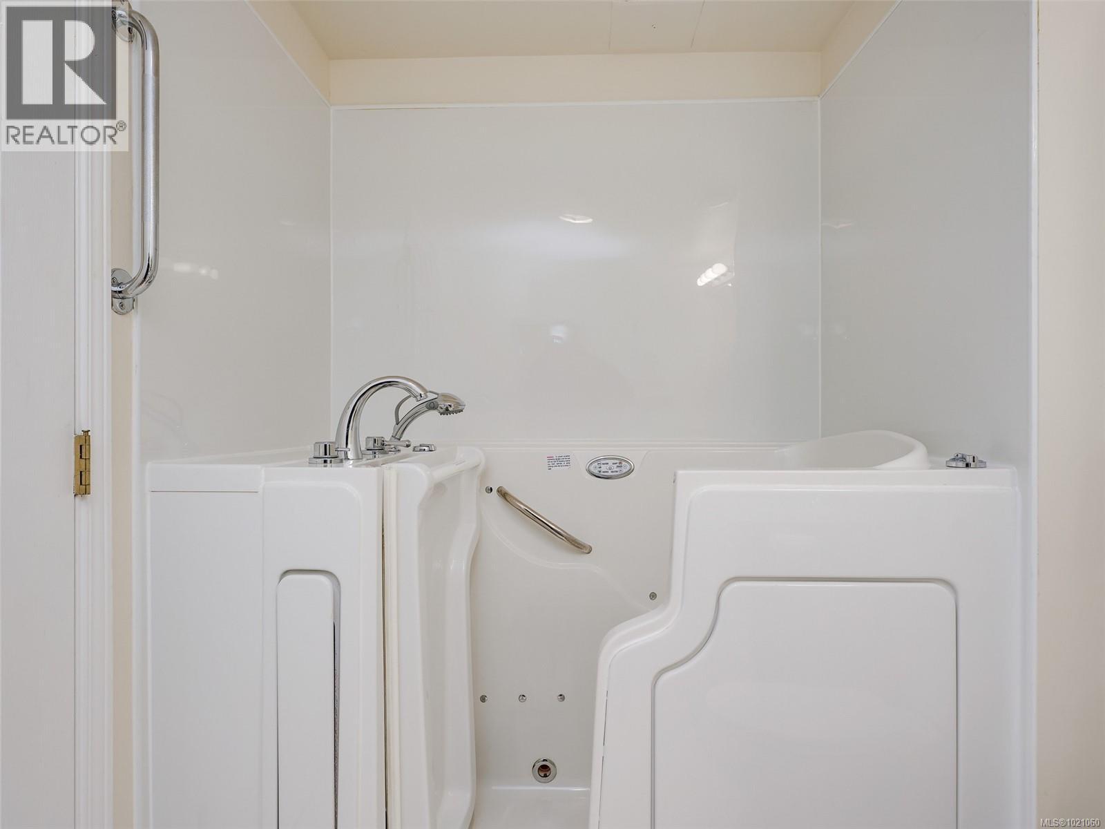 310 1485 Garnet Road, Saanich