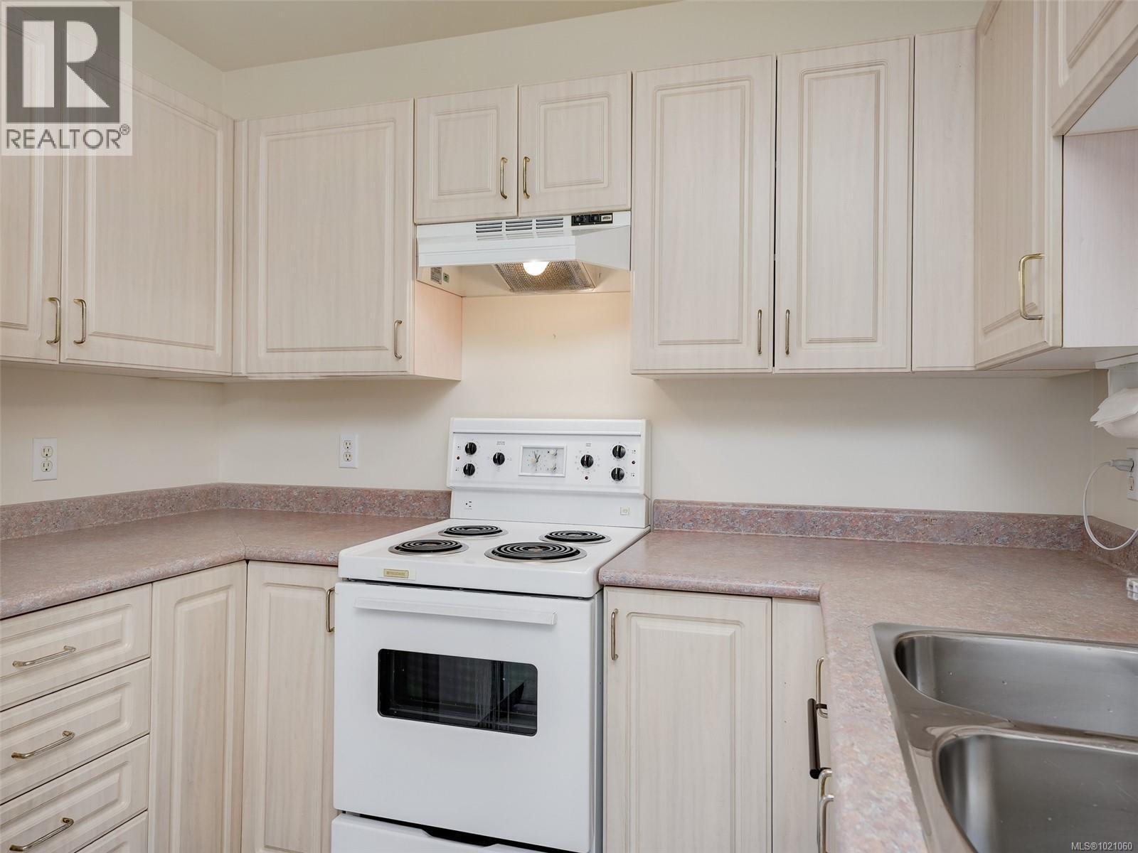 310 1485 Garnet Road, Saanich