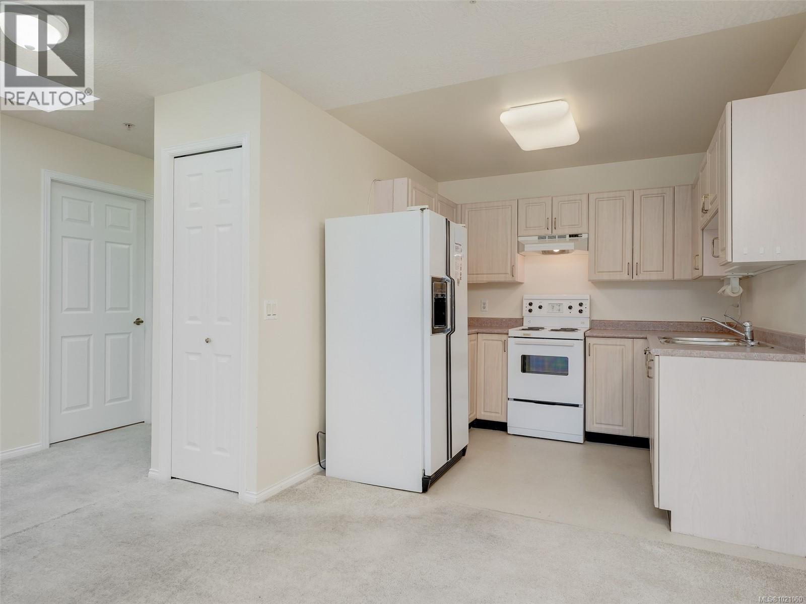 310 1485 Garnet Road, Saanich