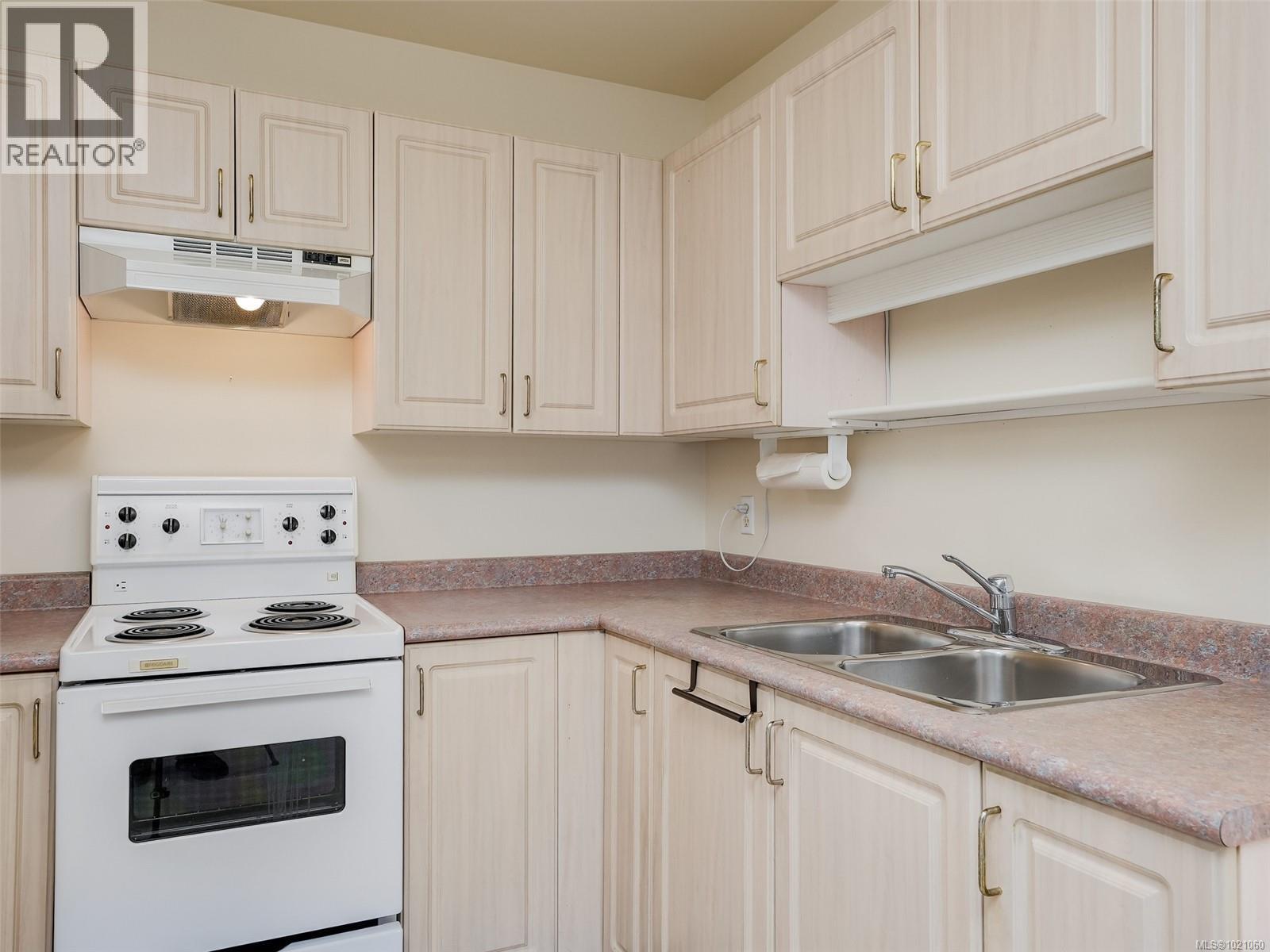 310 1485 Garnet Road, Saanich