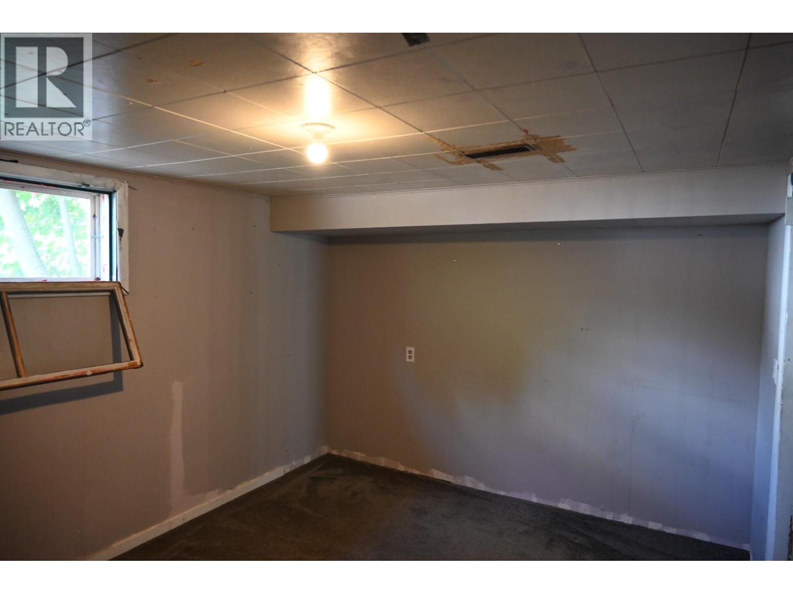 2560 Colony Street, Armstrong