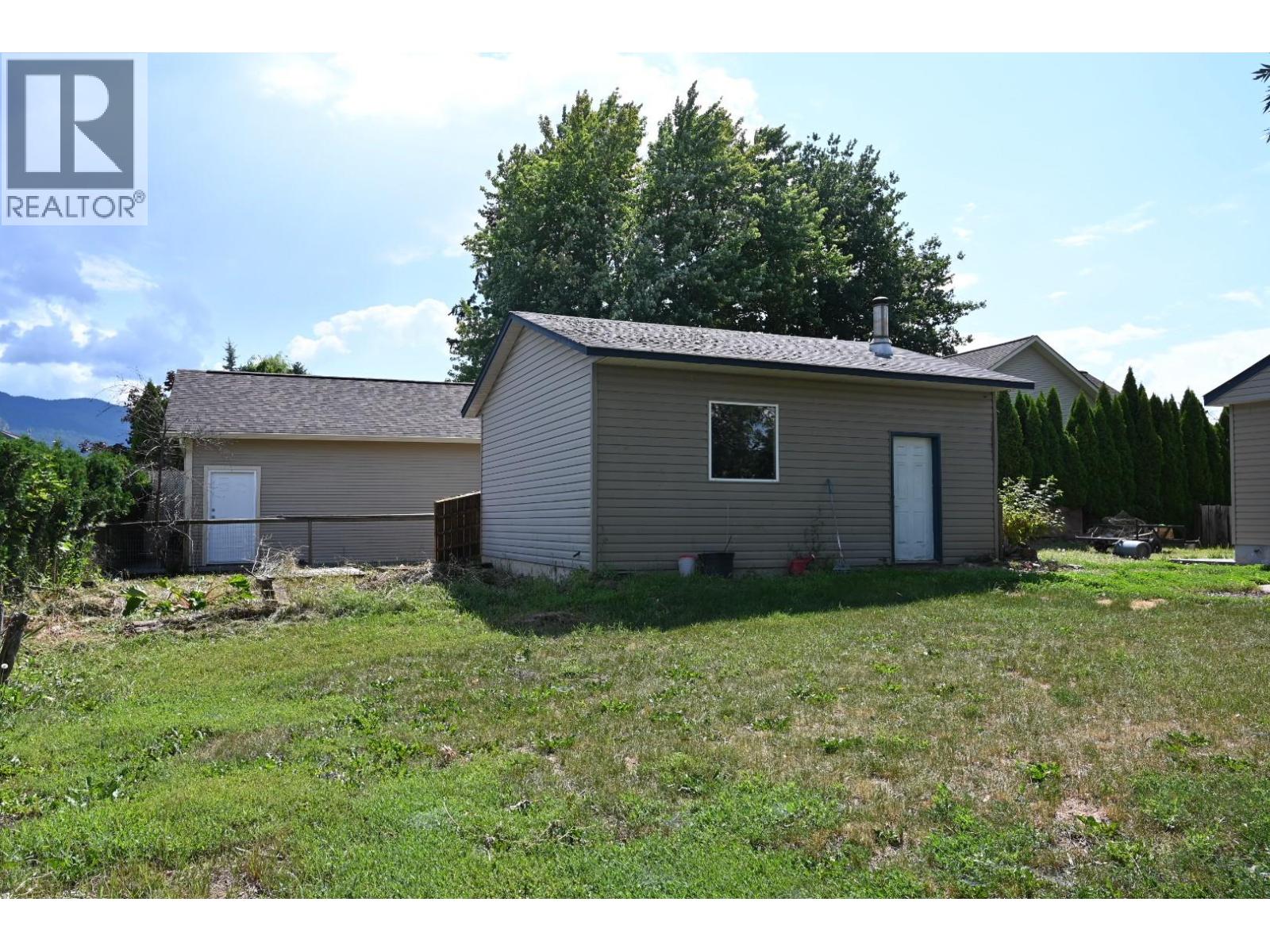 2560 Colony Street, Armstrong