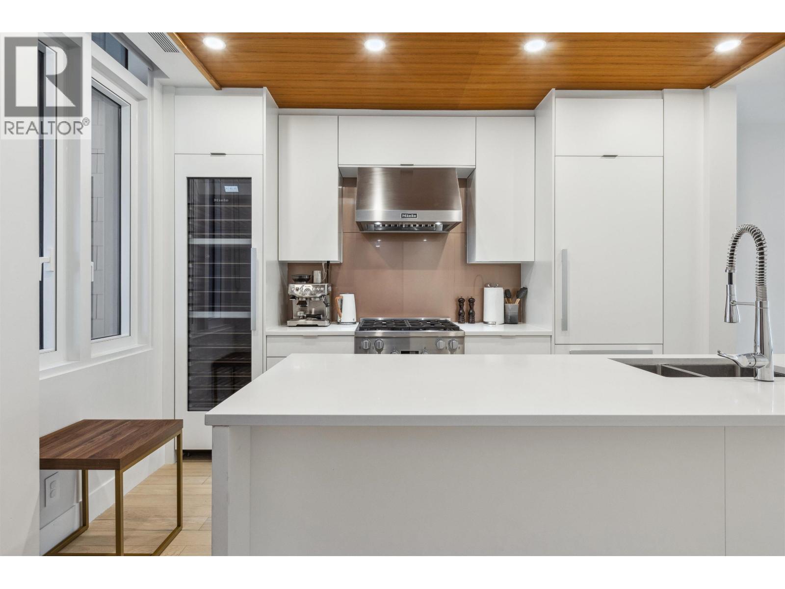 202 6691 NELSON AVENUE, West Vancouver