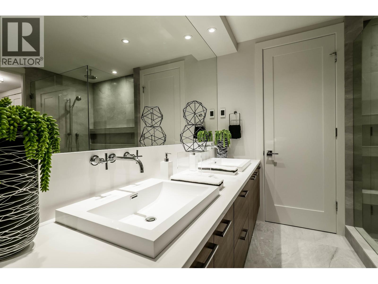 2336 FOLKESTONE WAY, West Vancouver