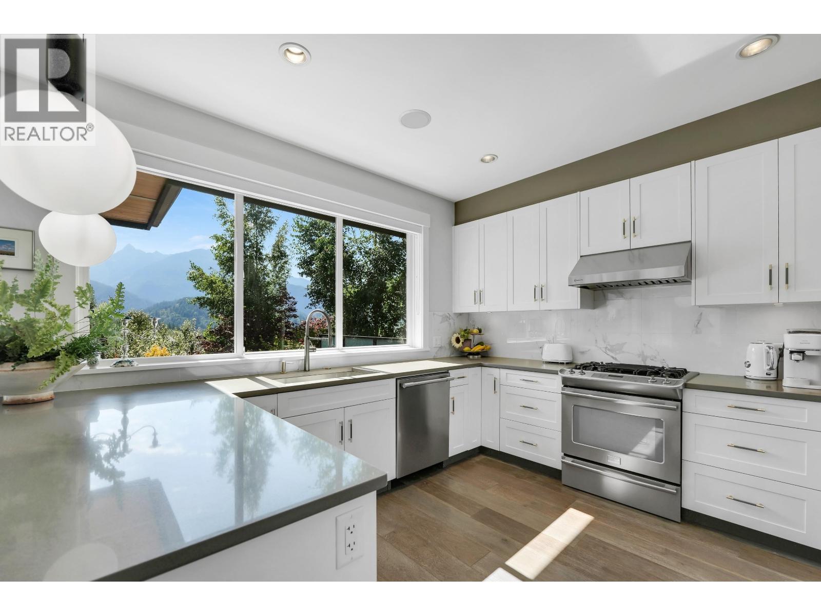 2954 STRANGWAY PLACE, Squamish