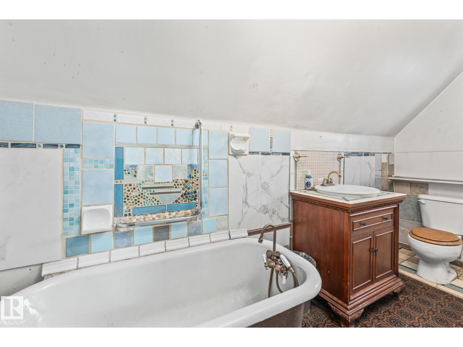 9325 110 AV NW, Edmonton