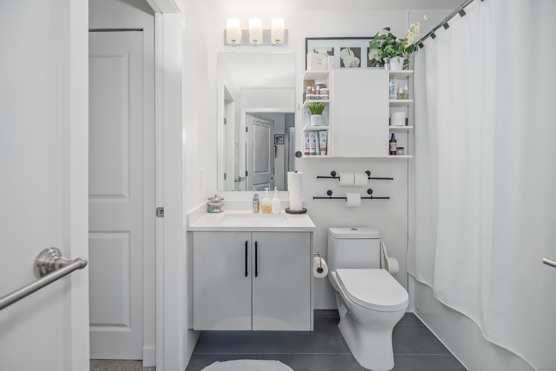 #213-8360 DELSOM Way, Delta