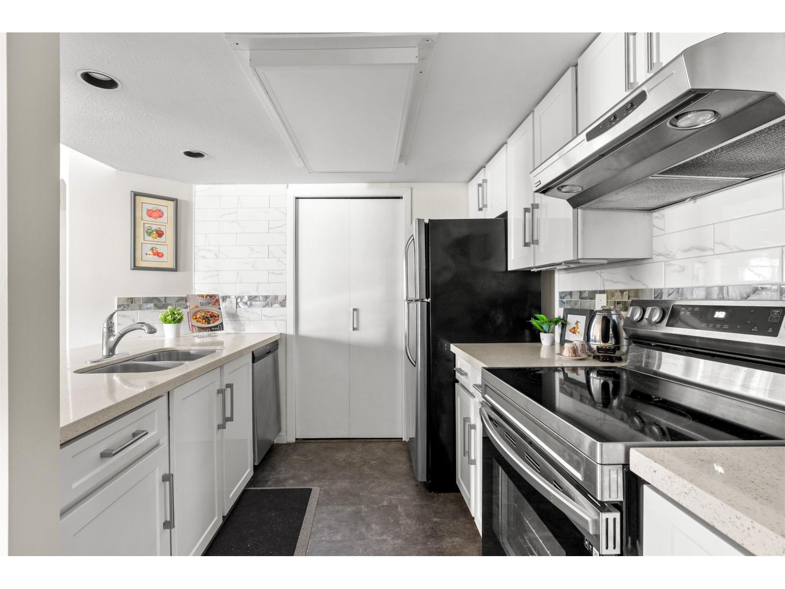 402 15025 VICTORIA AVENUE, White Rock