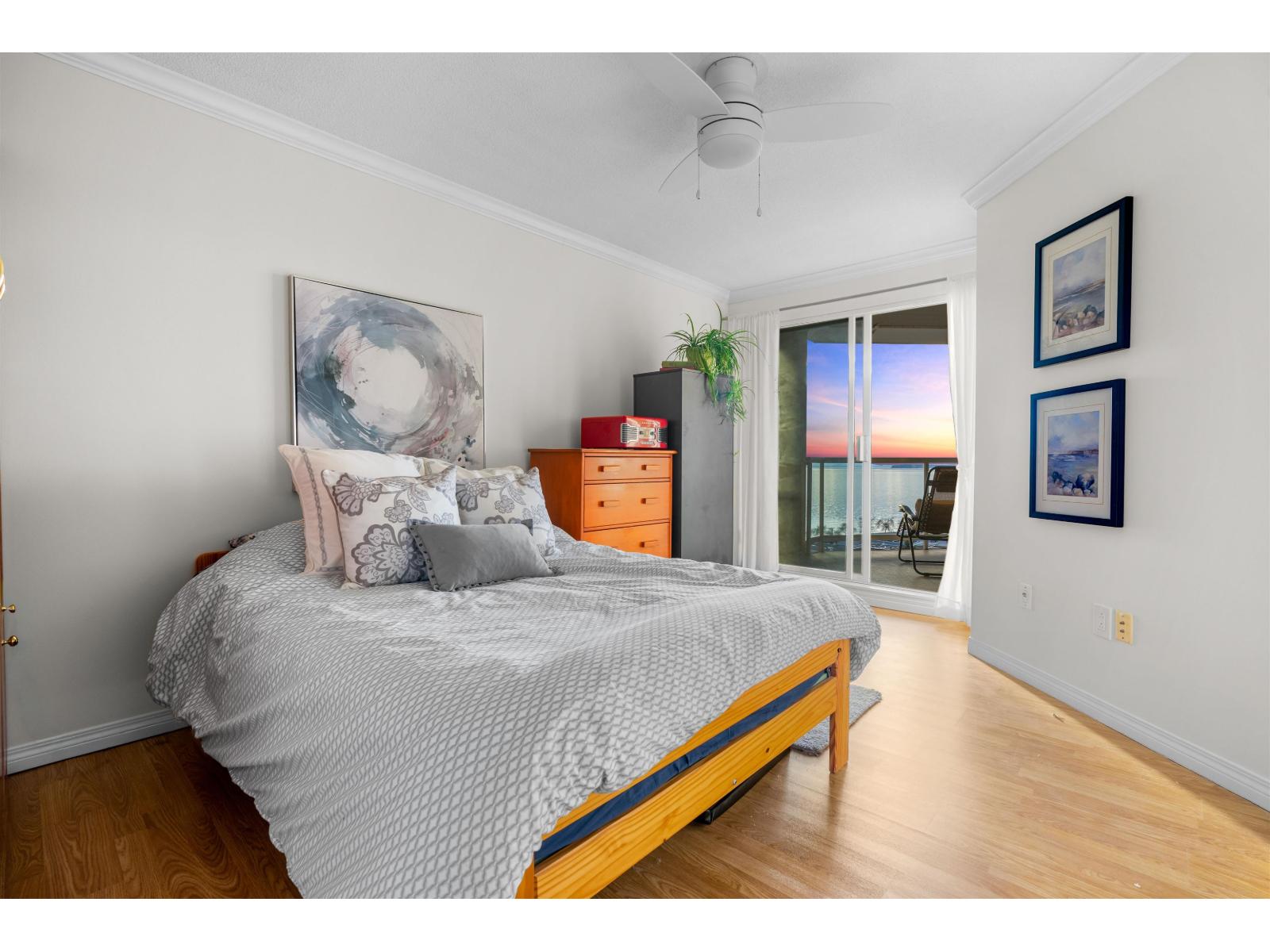 402 15025 VICTORIA AVENUE, White Rock