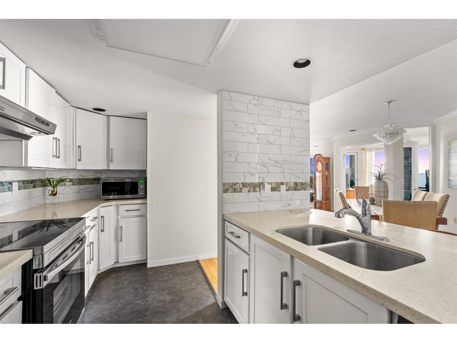 402 15025 VICTORIA AVENUE, White Rock