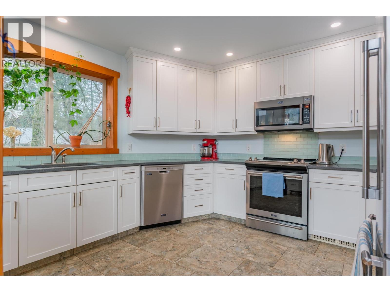 810A 16TH AVENUE - 66