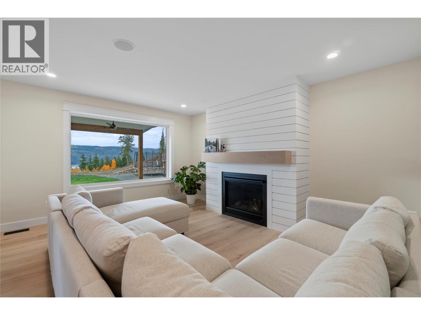 2270 Lions Ridge Road, Celista