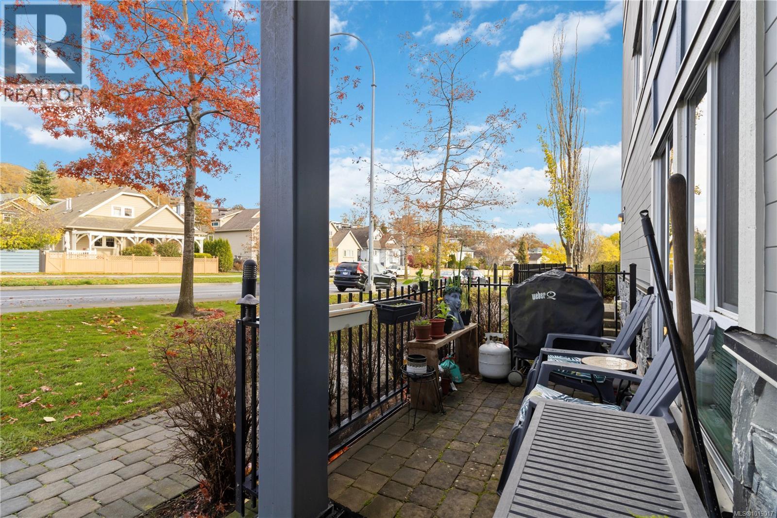 105 4050 Douglas Street, Saanich