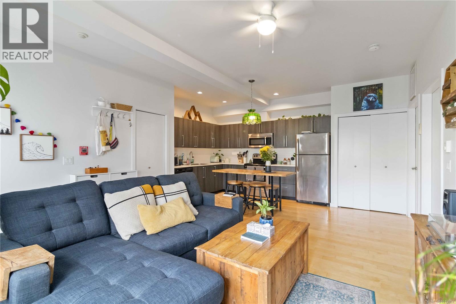 105 4050 Douglas Street, Saanich