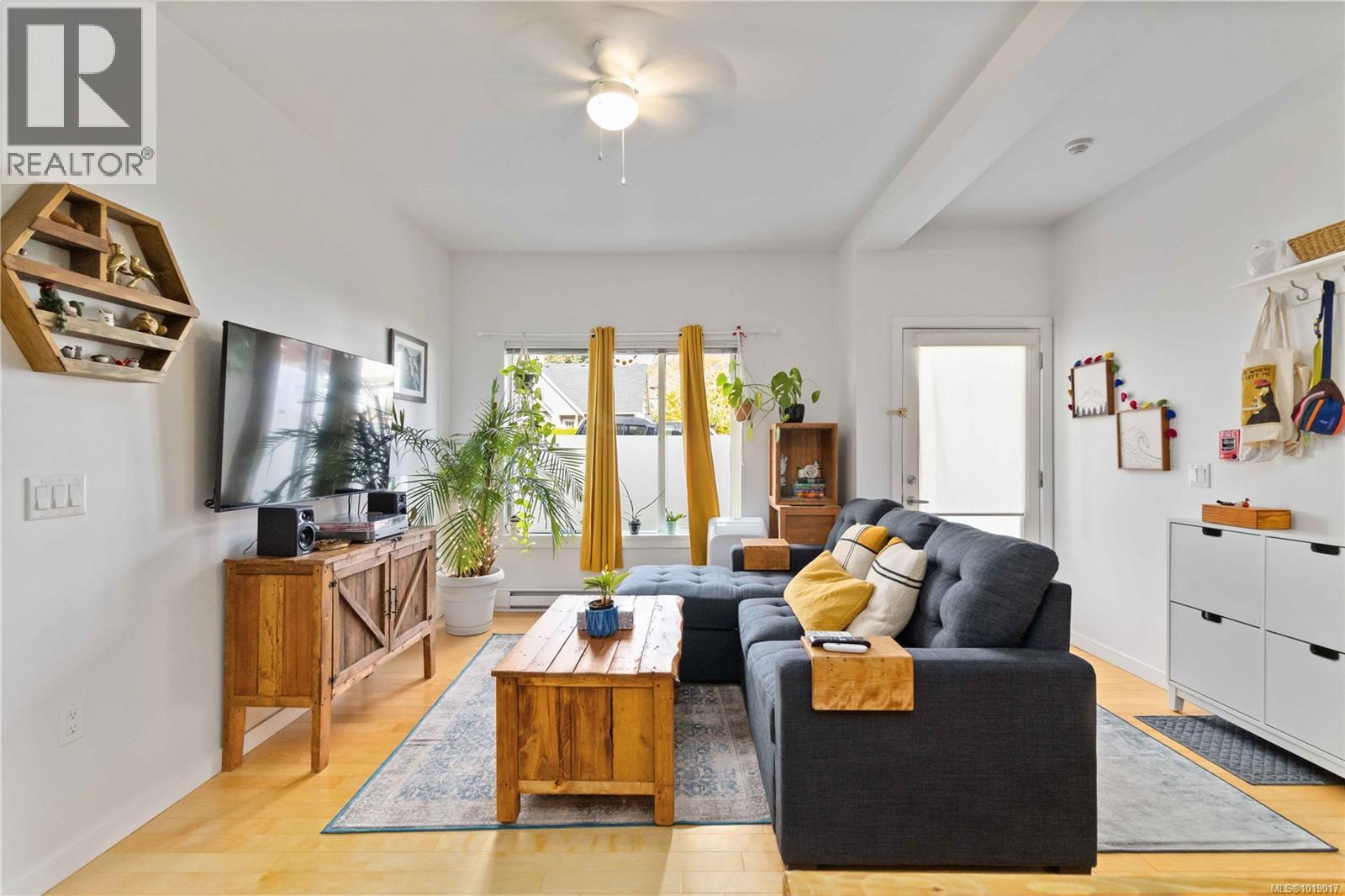 105 4050 Douglas Street, Saanich