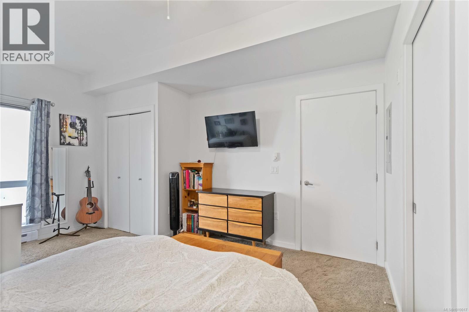 105 4050 Douglas Street, Saanich