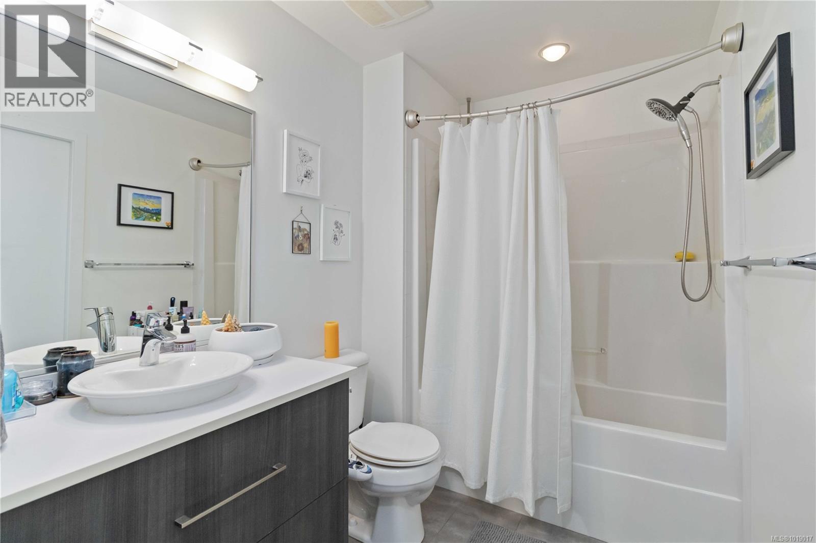 105 4050 Douglas Street, Saanich