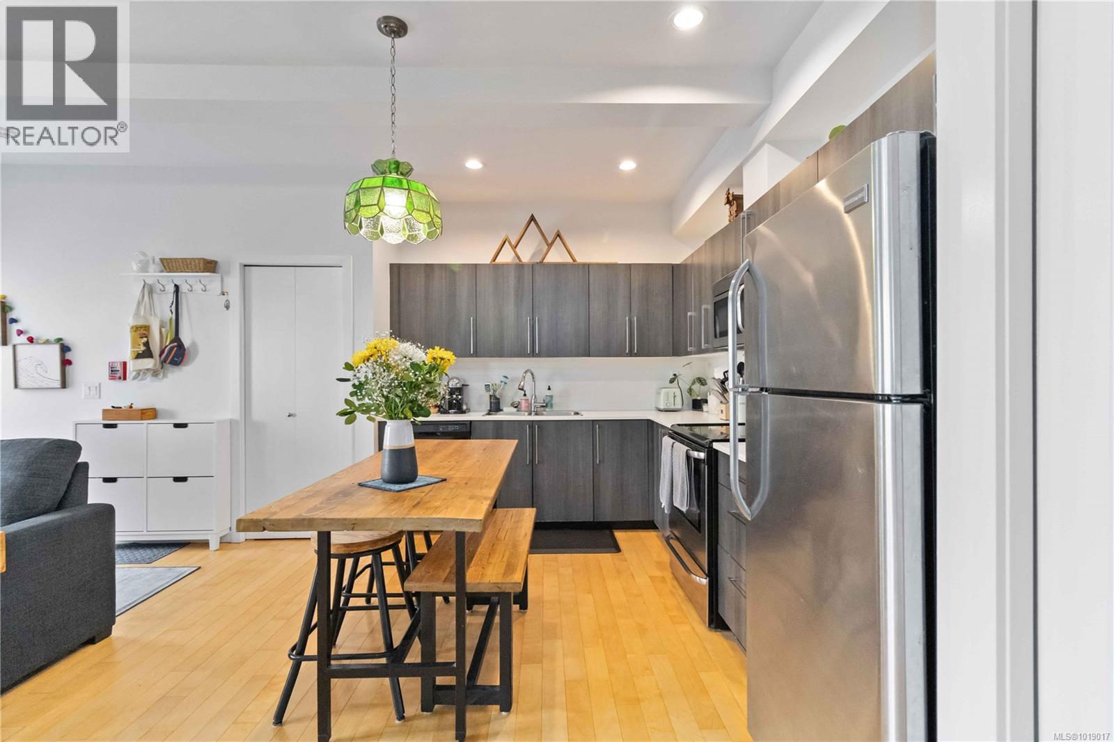 105 4050 Douglas Street, Saanich