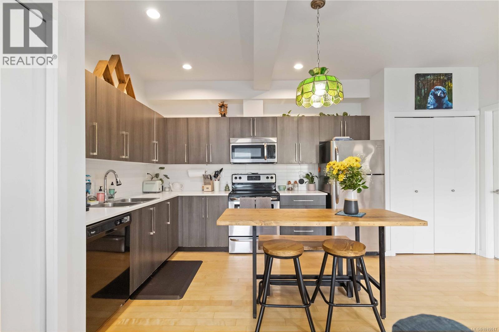 105 4050 Douglas Street, Saanich