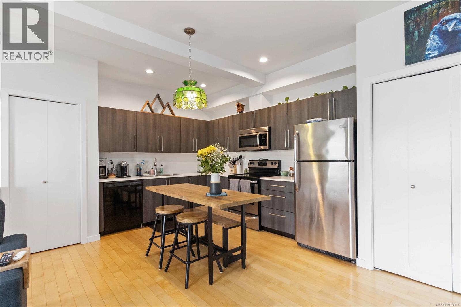 105 4050 Douglas Street, Saanich