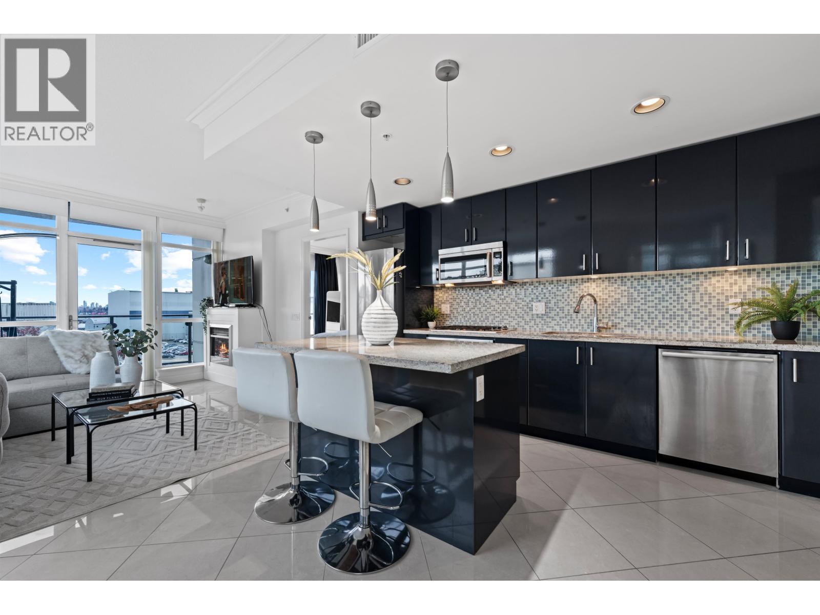 502 172 VICTORY SHIP WAY, North Vancouver
