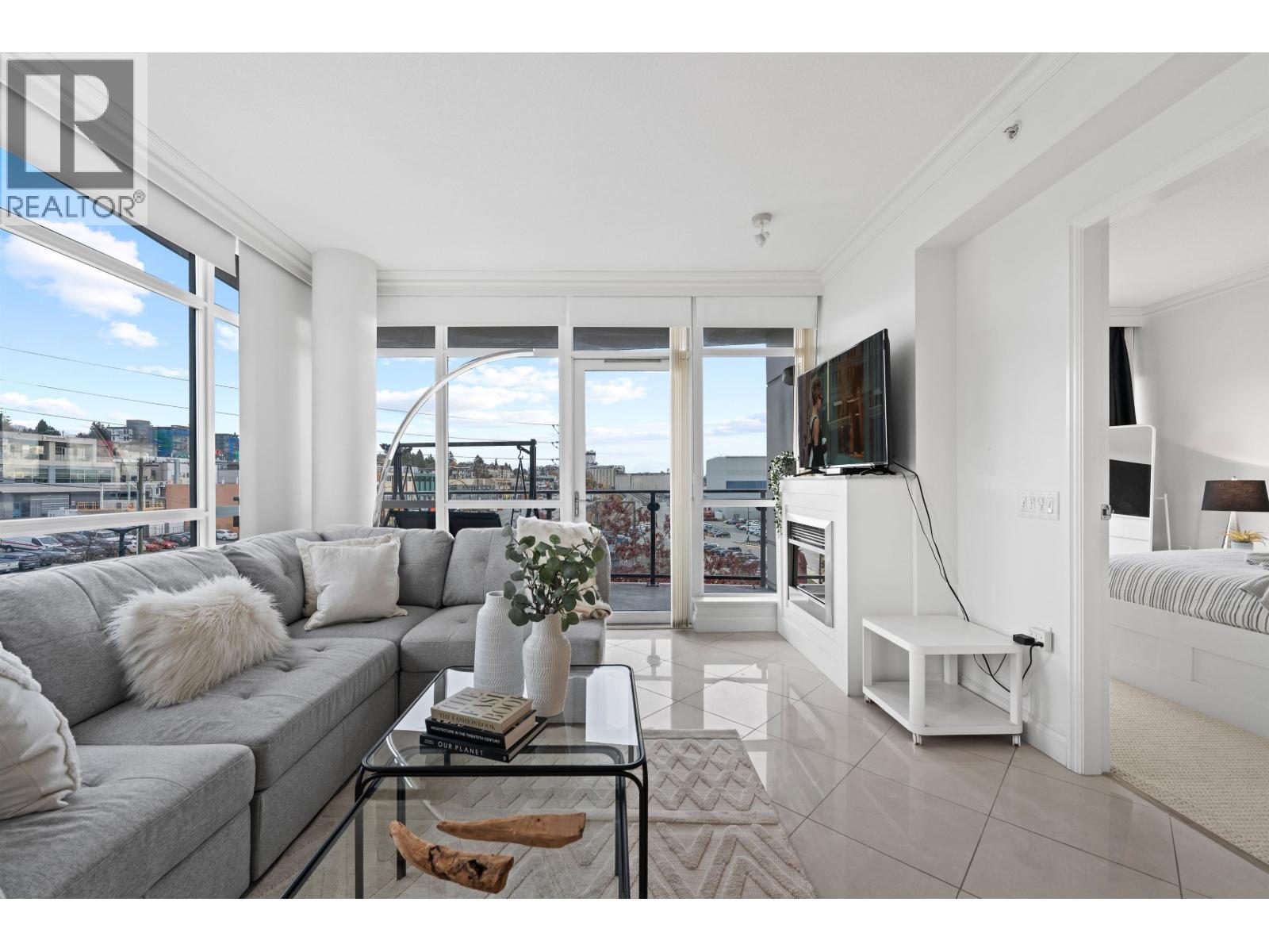 502 172 VICTORY SHIP WAY, North Vancouver