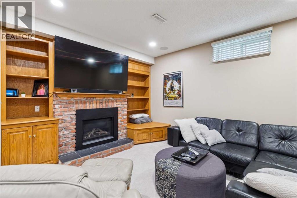 Single Family House for Sale in  Signal Hill Point SW Signal Hill Calgary 