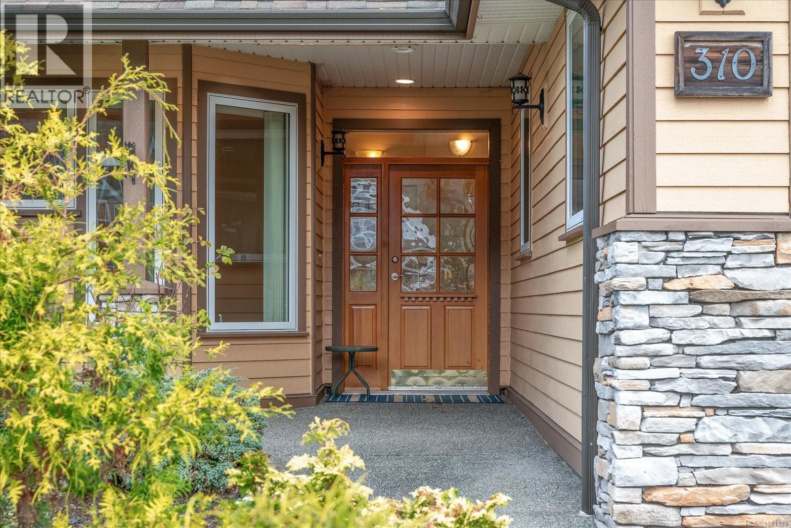 310 Holland Creek Pl, Ladysmith