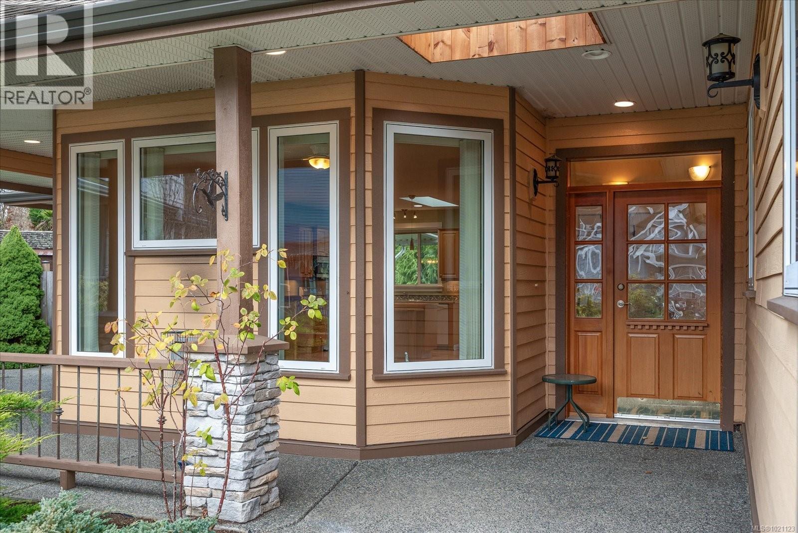 310 Holland Creek Pl, Ladysmith