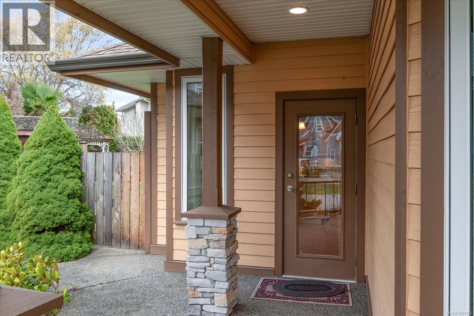 310 Holland Creek Pl, Ladysmith