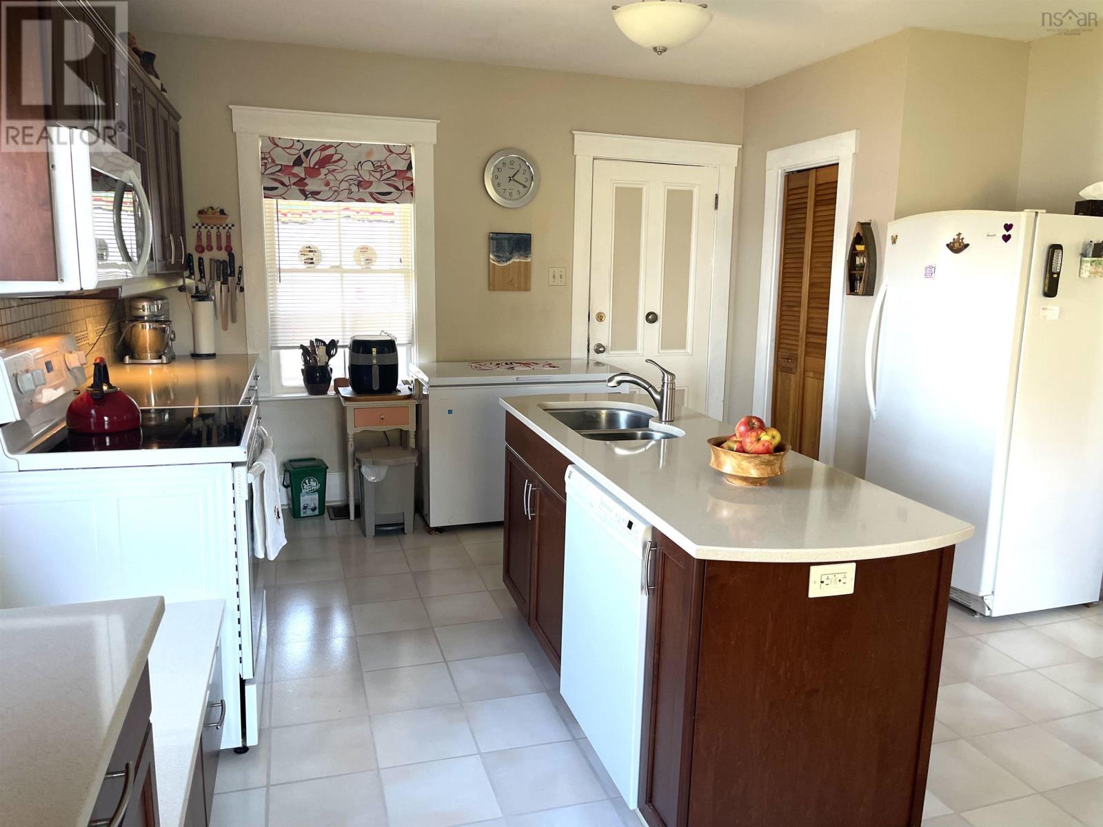 Property 8 of 39 of 1729 Highway 6