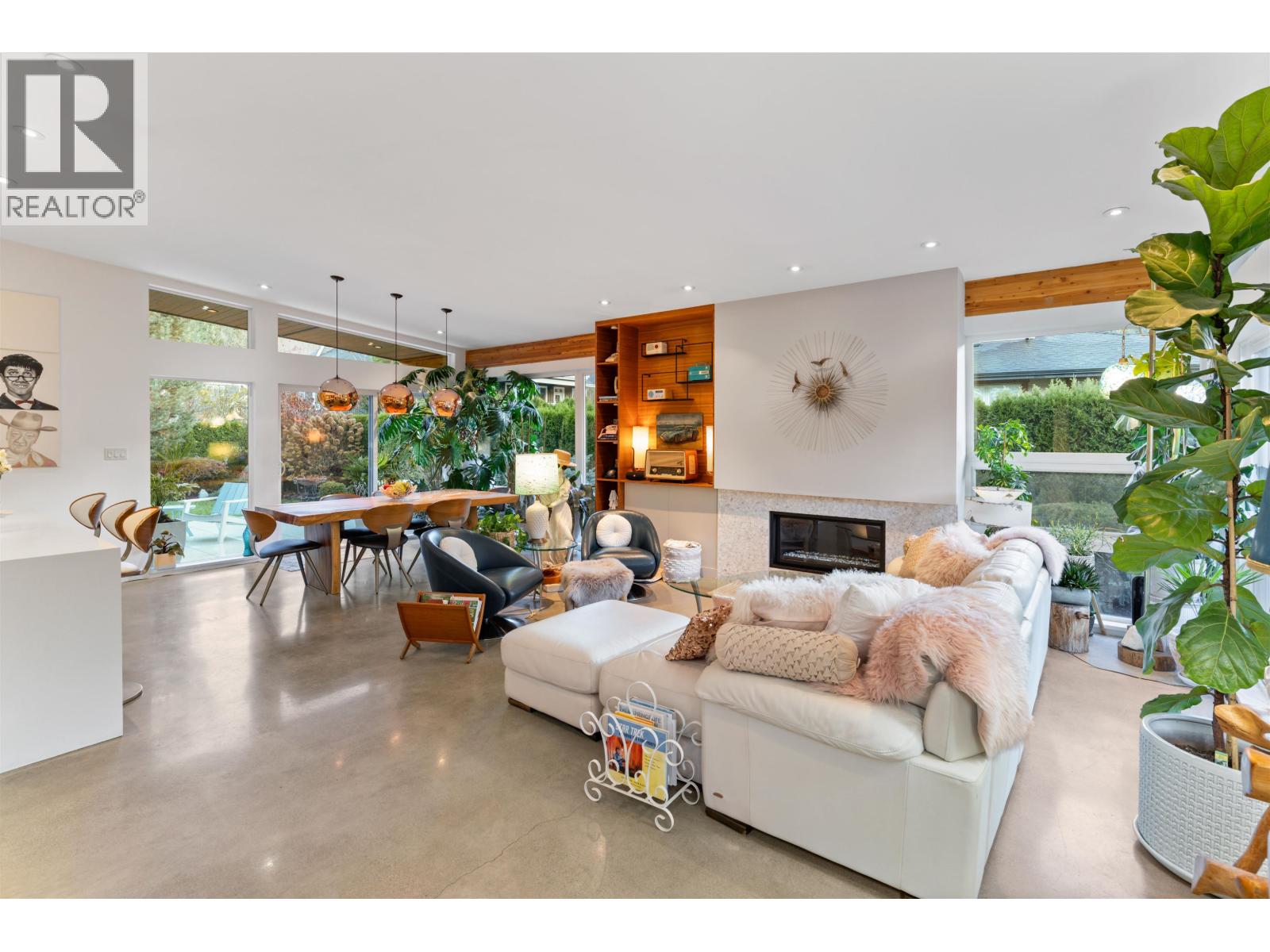 1023 JAY CRESCENT, Squamish