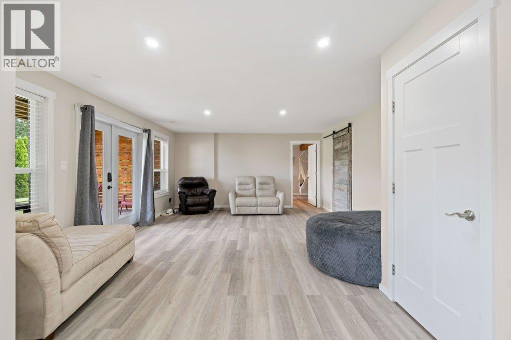  2421 Sunrise Boulevard, Blind Bay