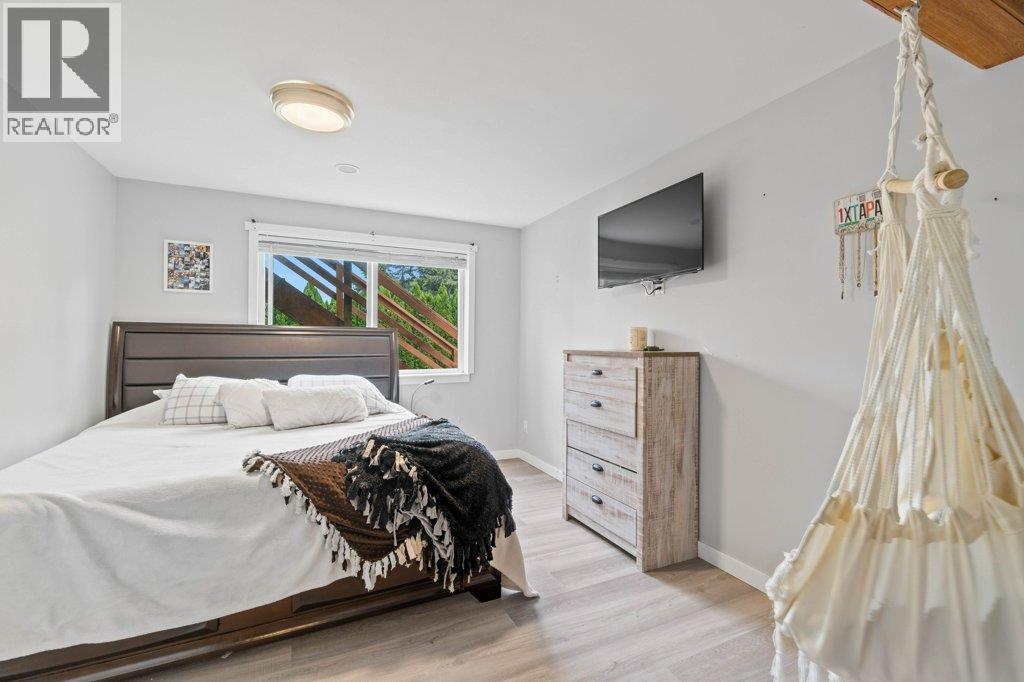  2421 Sunrise Boulevard, Blind Bay