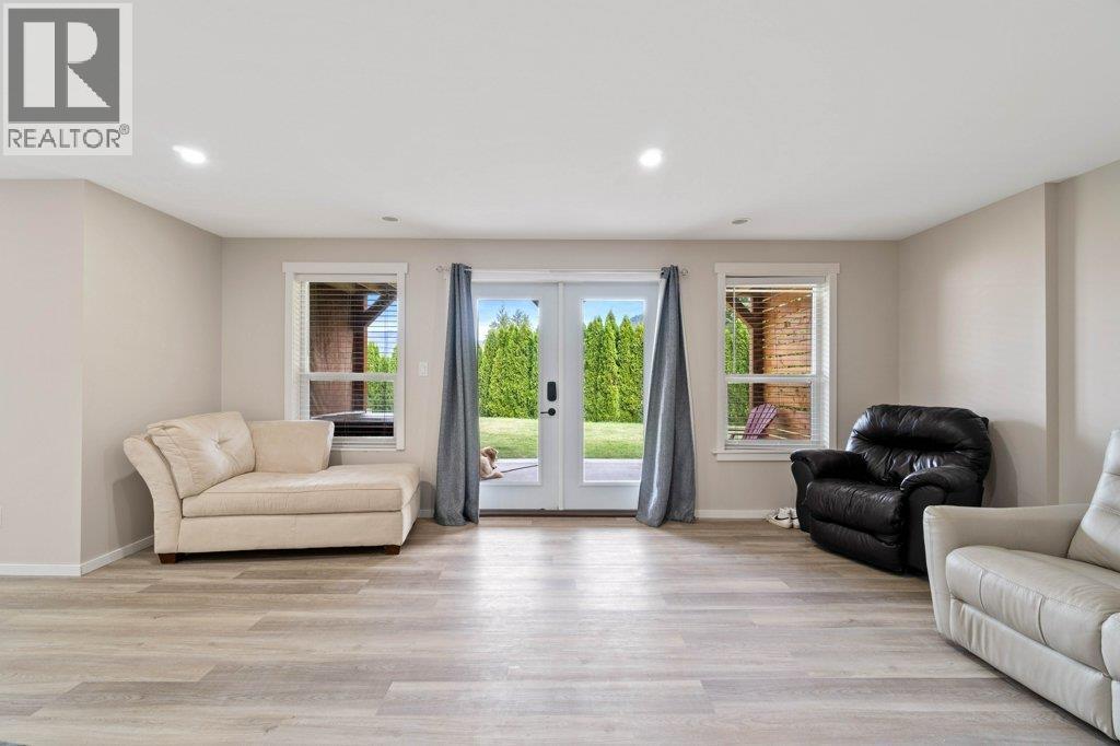  2421 Sunrise Boulevard, Blind Bay