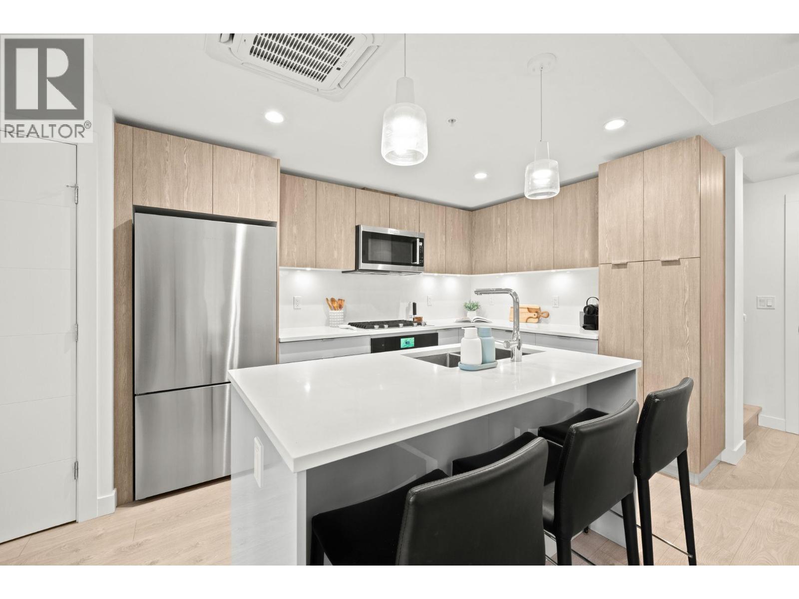 TH8 108 E 8TH STREET, North Vancouver