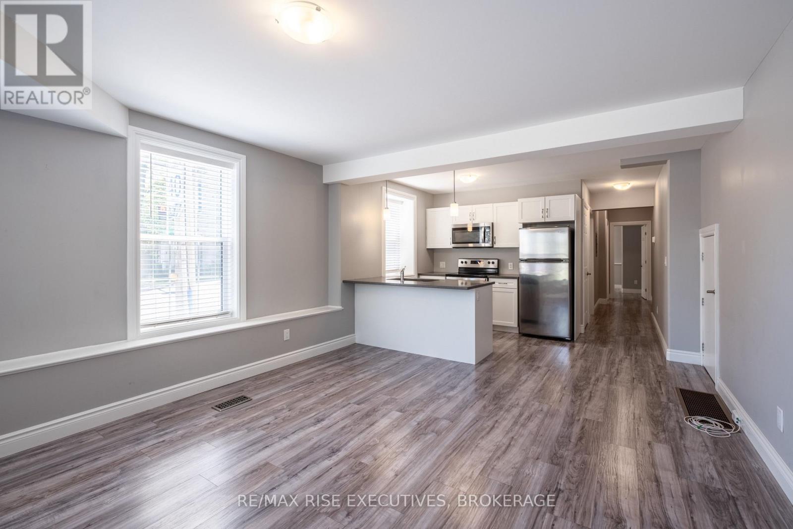 120 YONGE STREET — photo 13