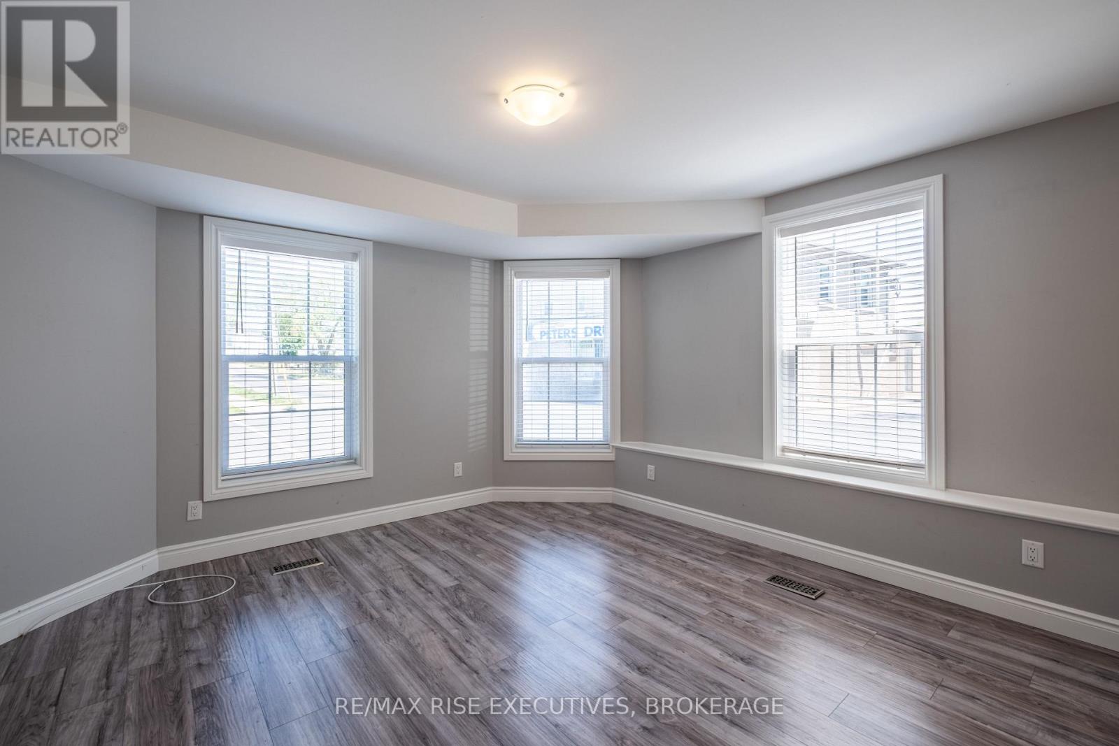 120 YONGE STREET — photo 14