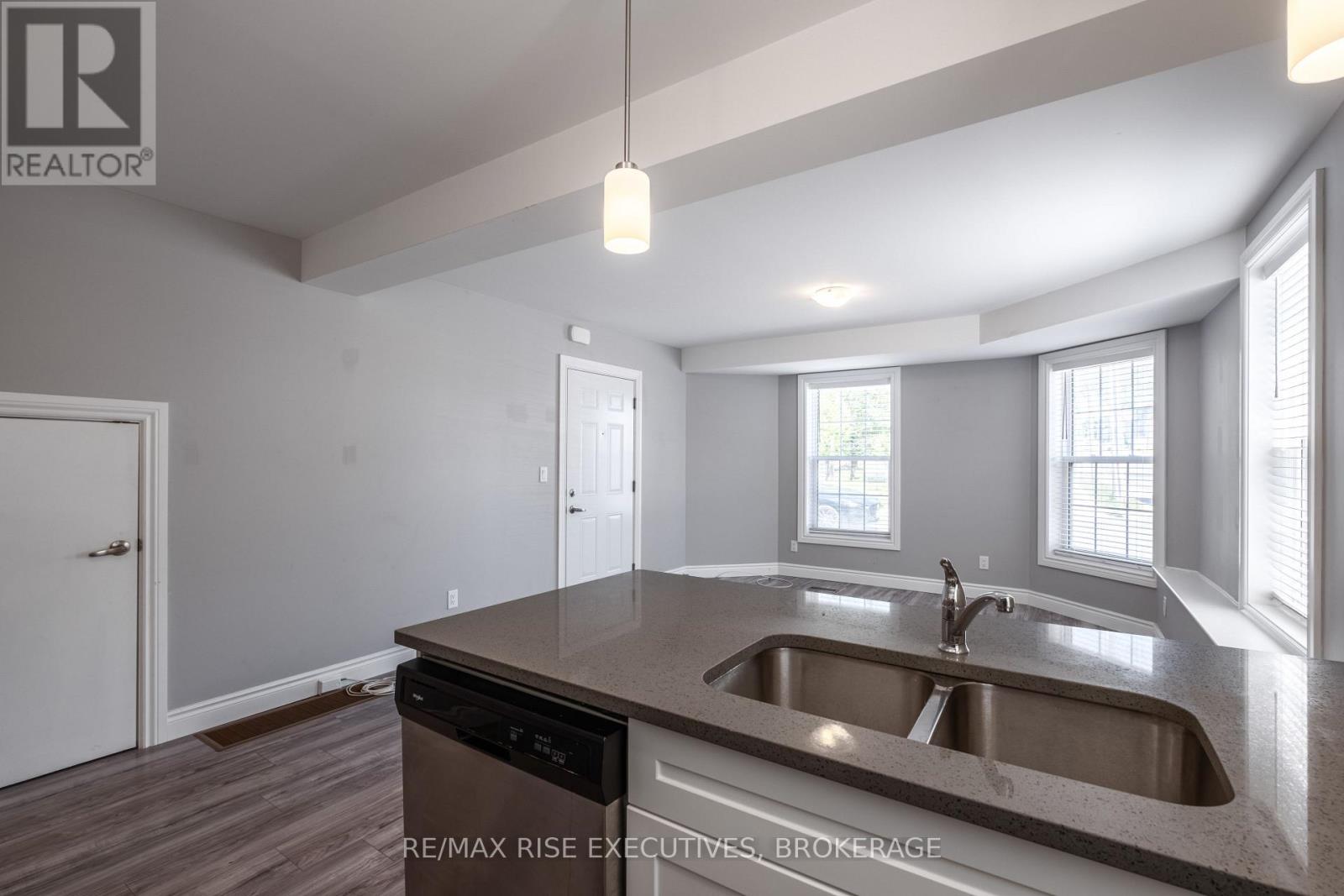 120 YONGE STREET — photo 16