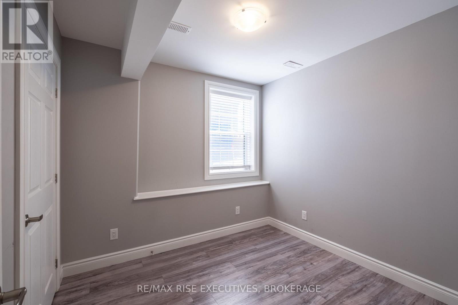 120 YONGE STREET — photo 17