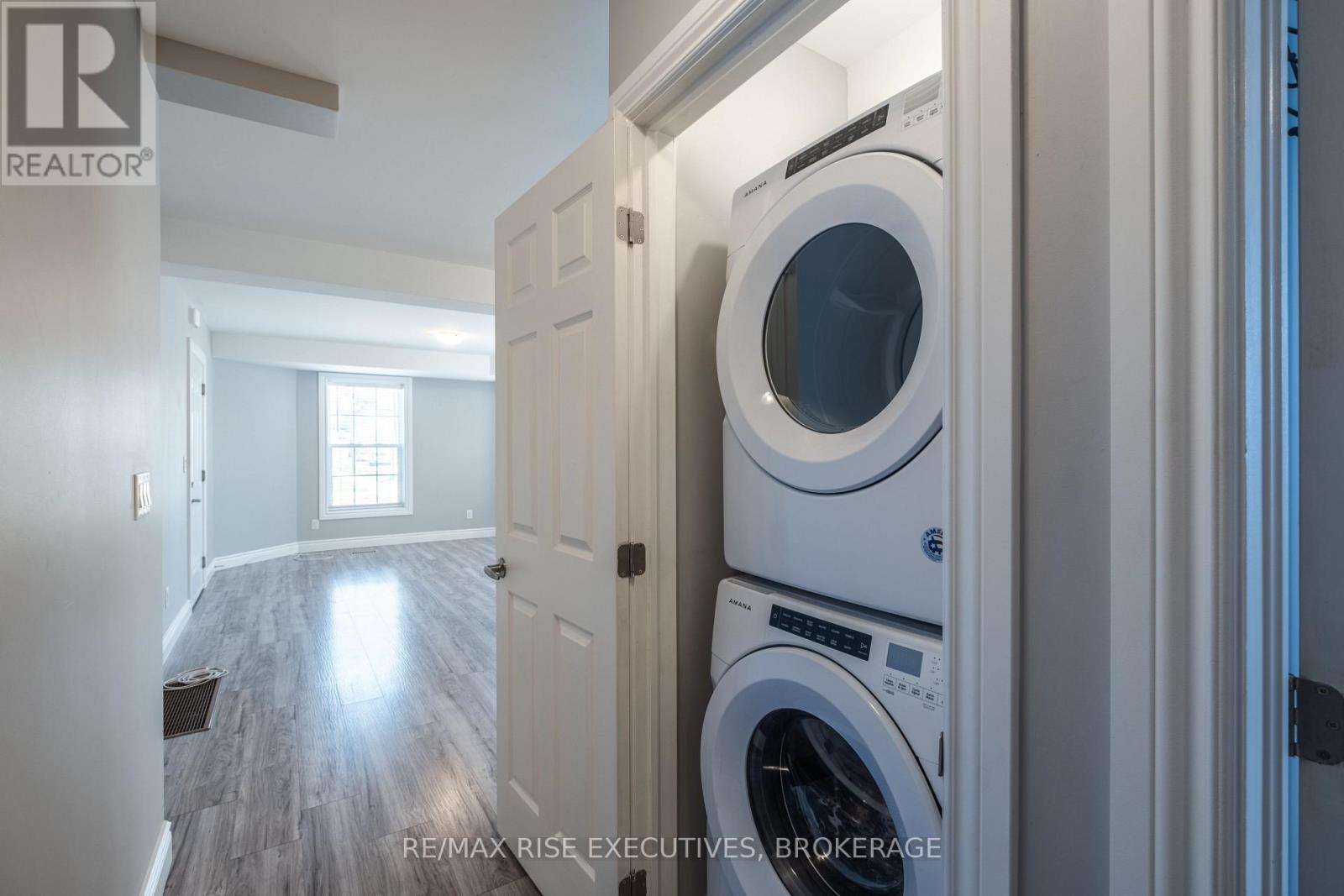 120 YONGE STREET — photo 22