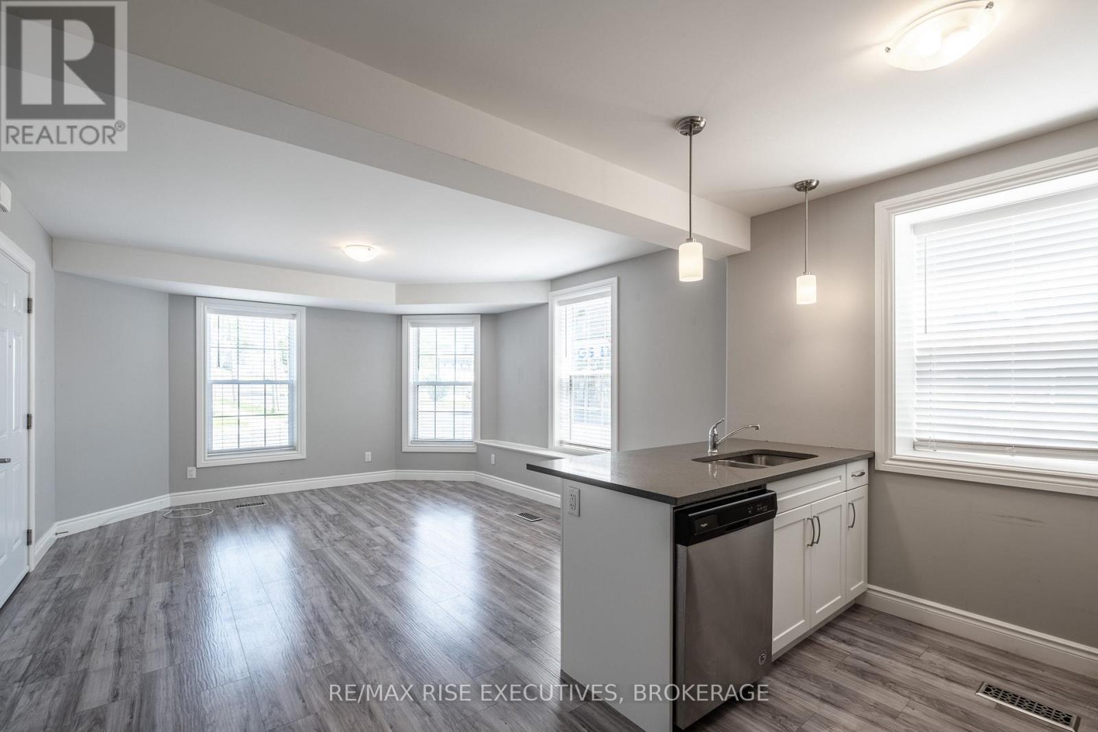 120 YONGE STREET — photo 23