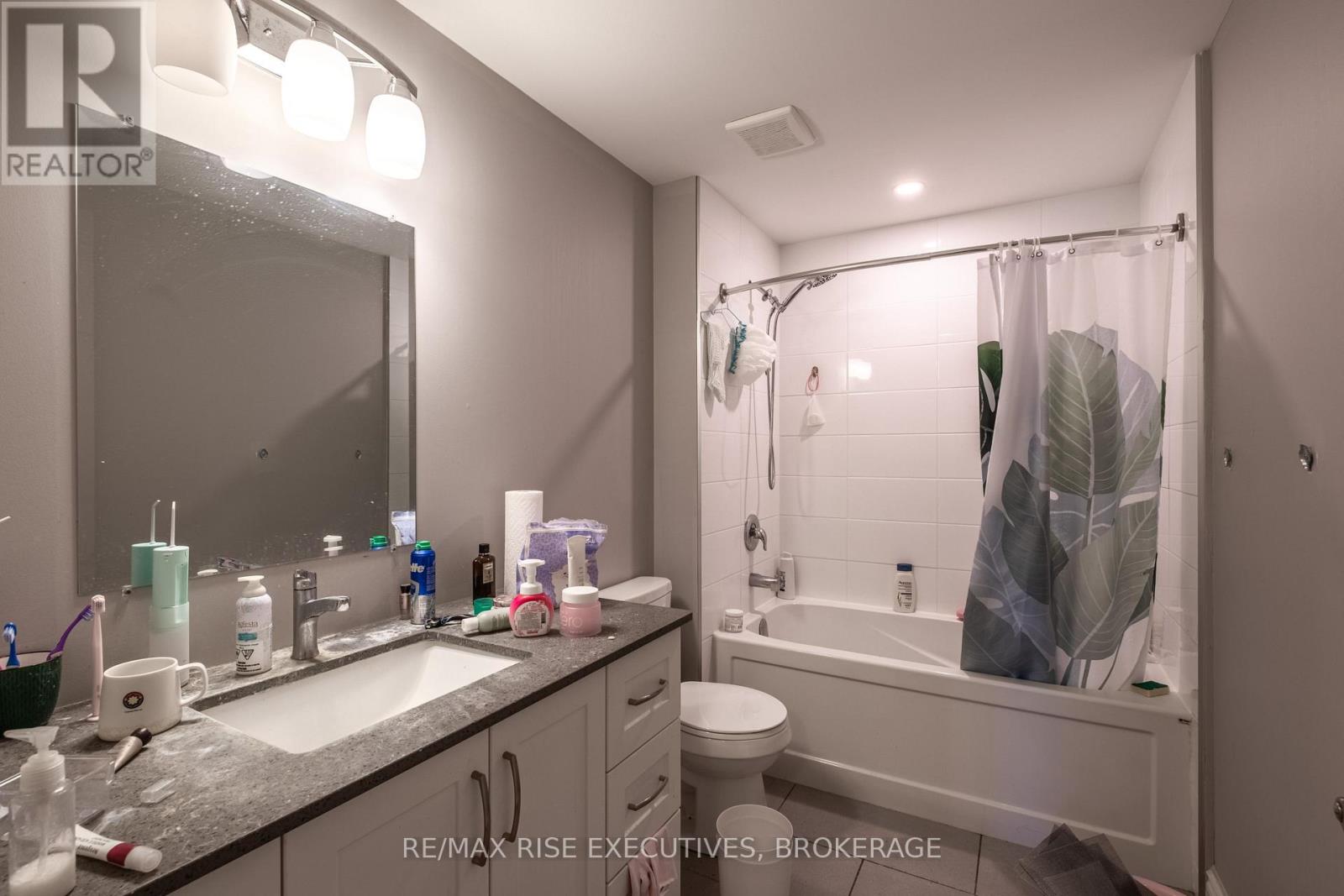 120 YONGE STREET — photo 38