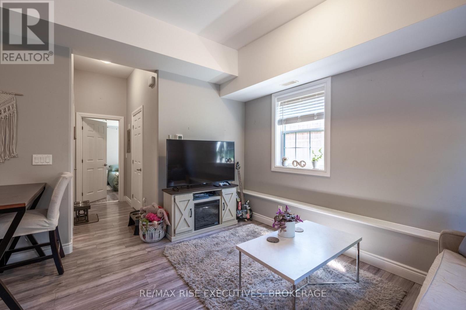 120 YONGE STREET — photo 44
