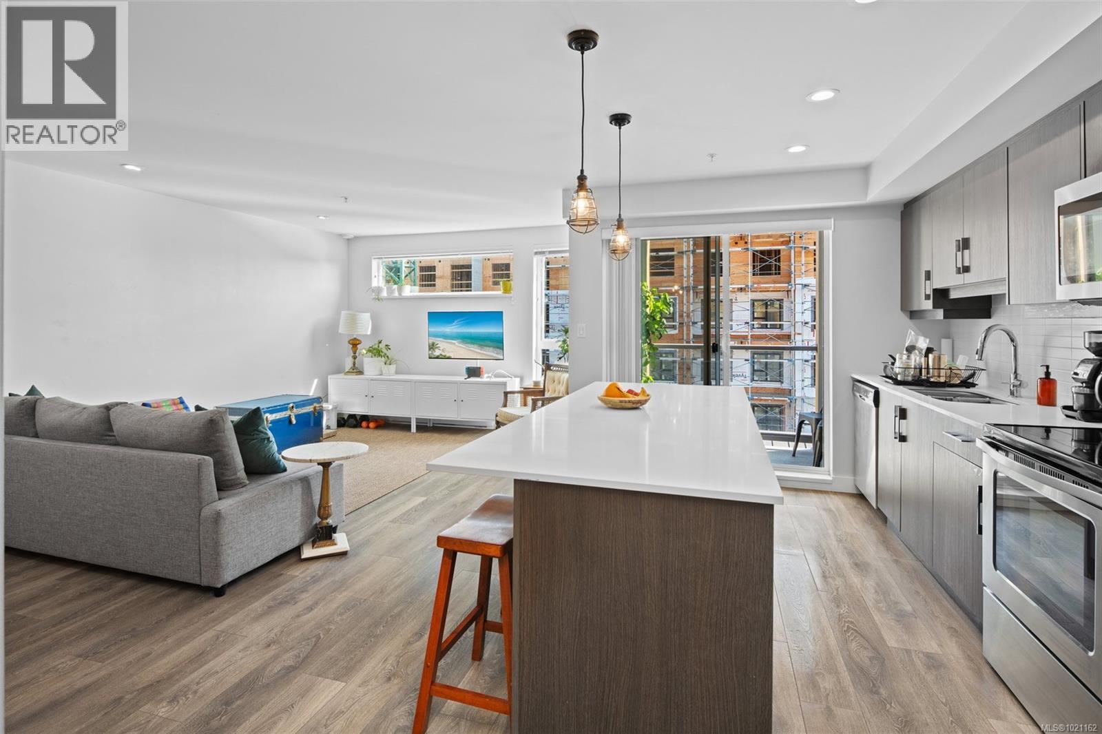 403 826 Esquimalt Rd, Esquimalt