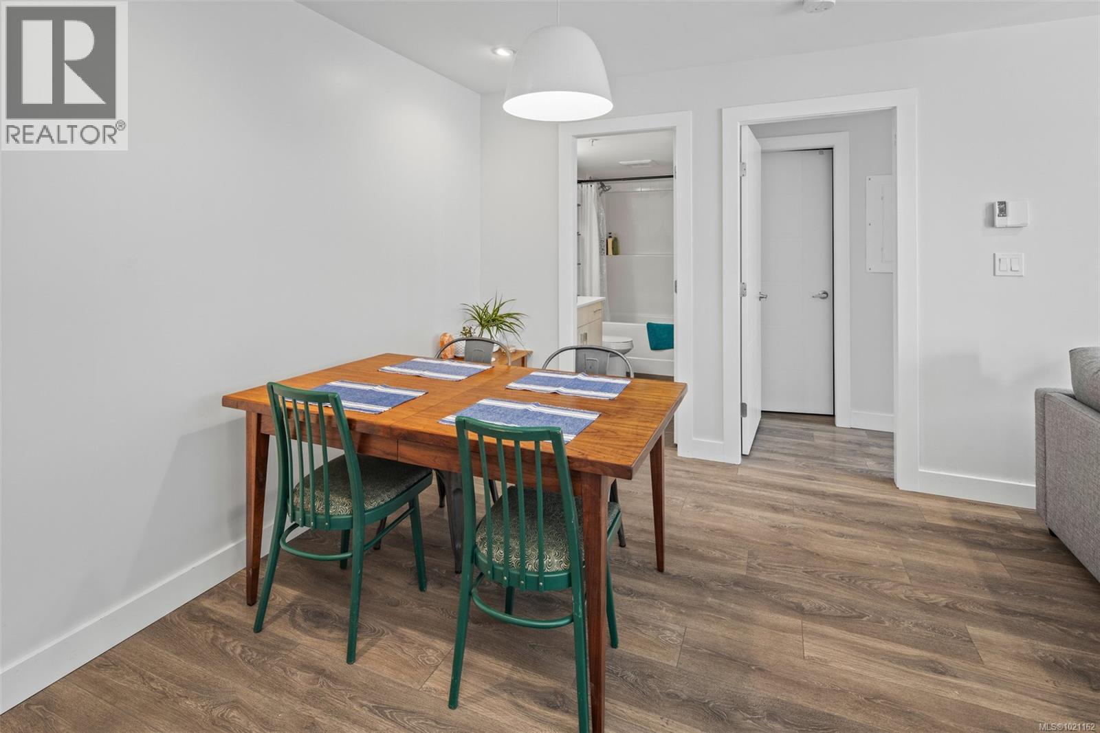 403 826 Esquimalt Rd, Esquimalt