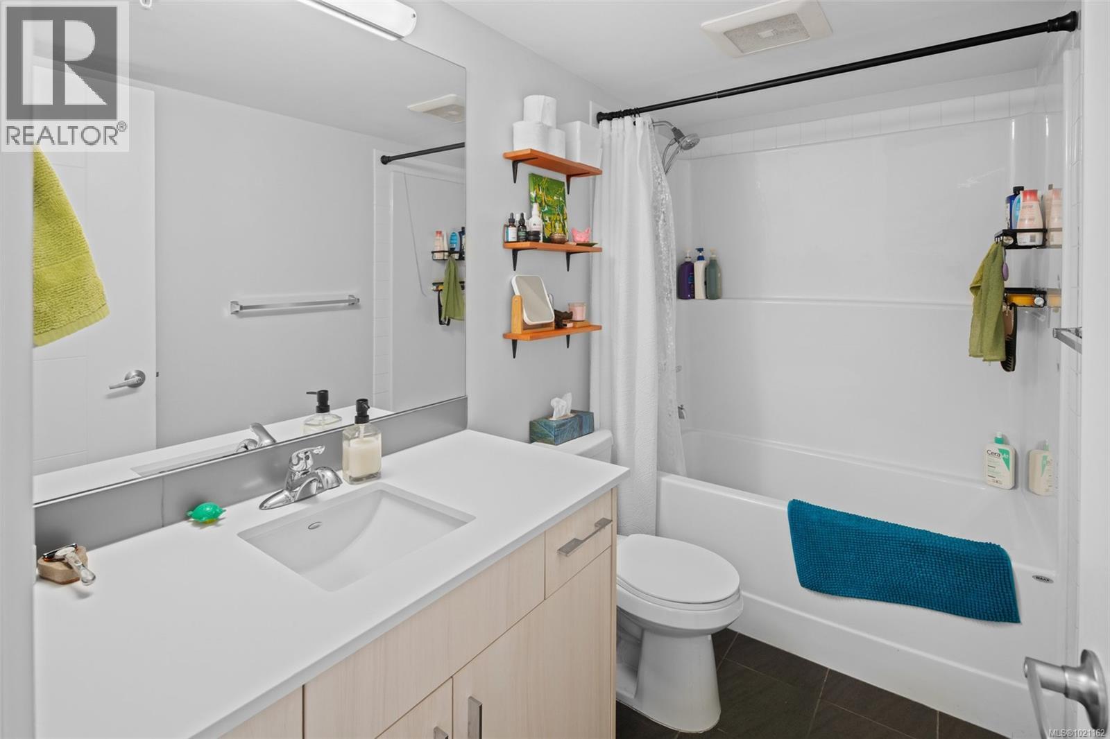 403 826 Esquimalt Rd, Esquimalt