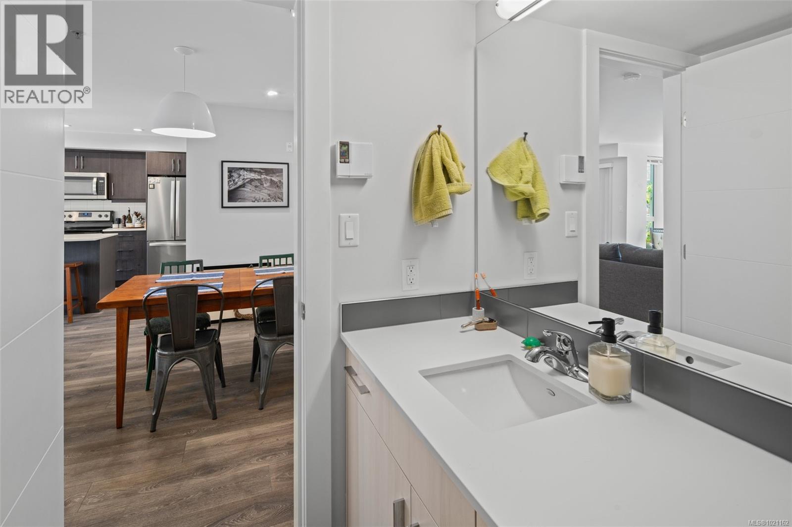 403 826 Esquimalt Rd, Esquimalt