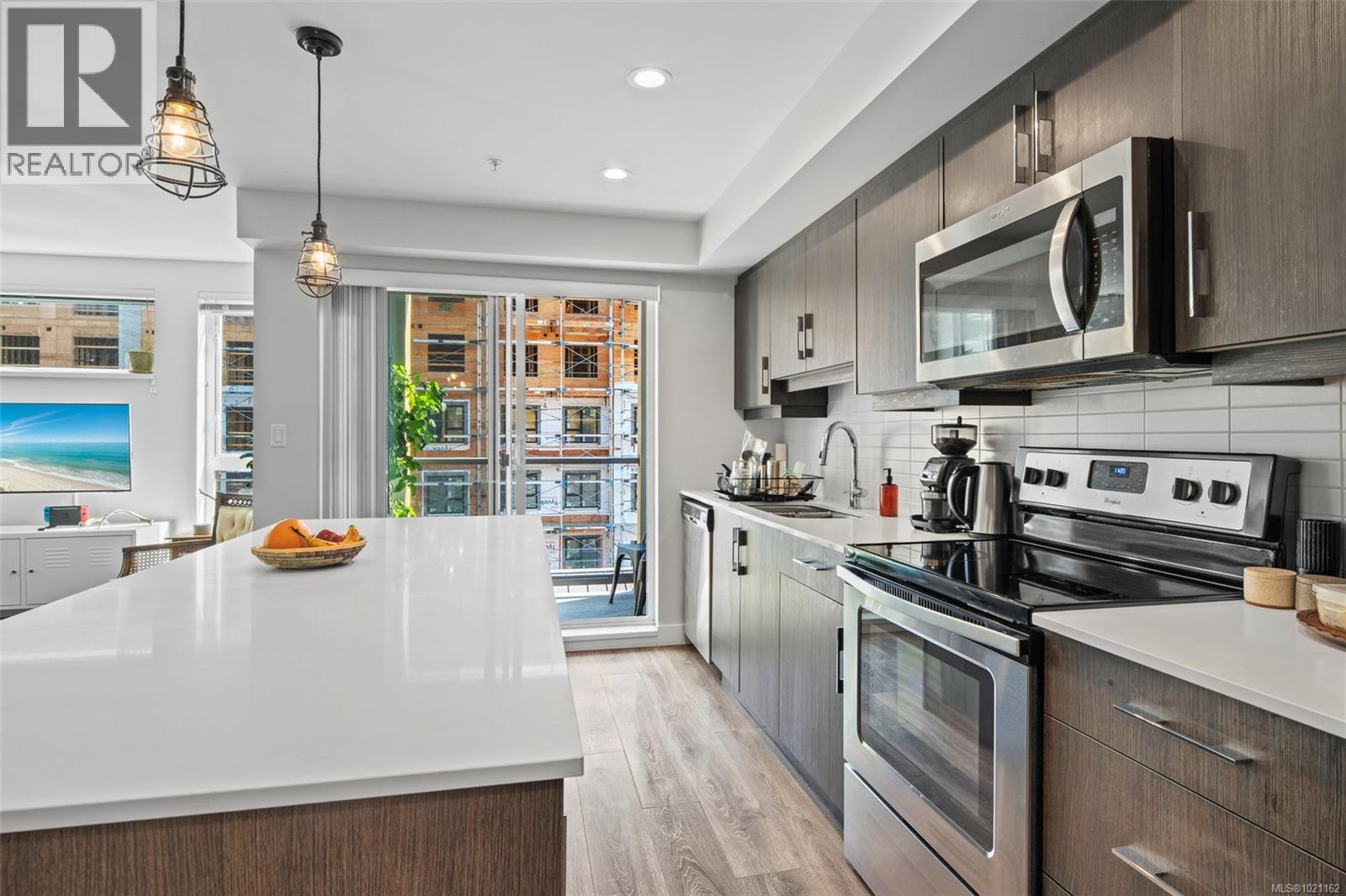 403 826 Esquimalt Rd, Esquimalt