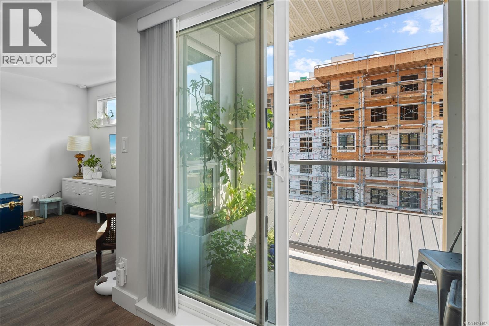 403 826 Esquimalt Rd, Esquimalt